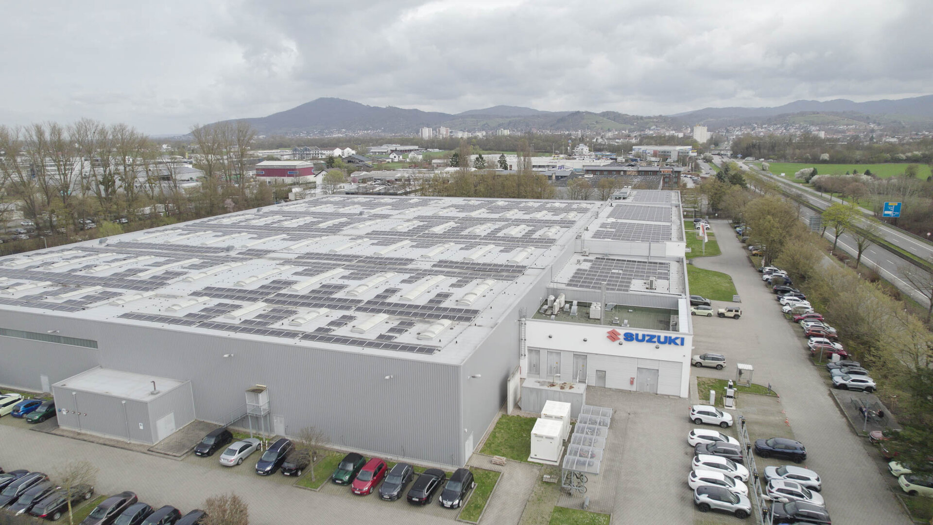 Zufahrt zum Suzuki Firmengelände von oben