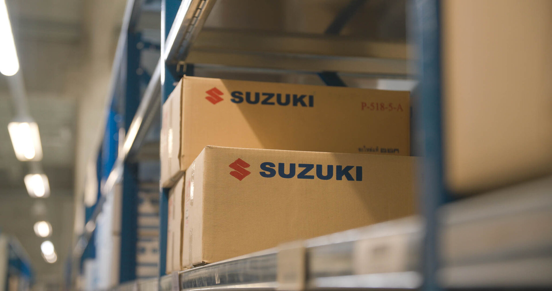 Suzuki Ersatzteillager mit Markenkartons