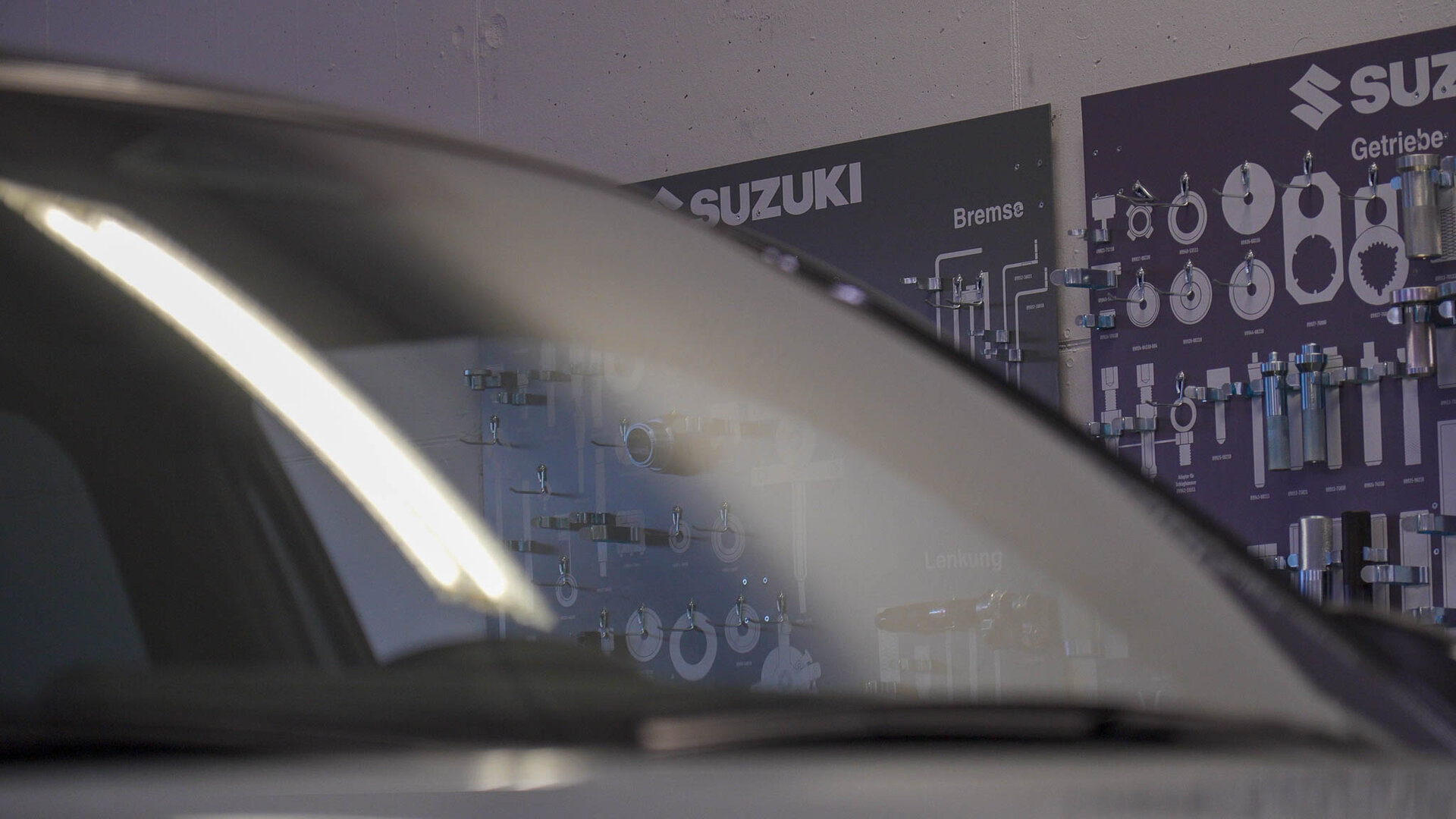 Fahrzeug-Frontscheibe im Suzuki Showroom