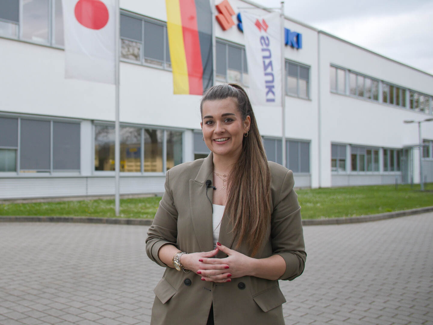 Mitarbeiterin vor dem Firmengebäude
