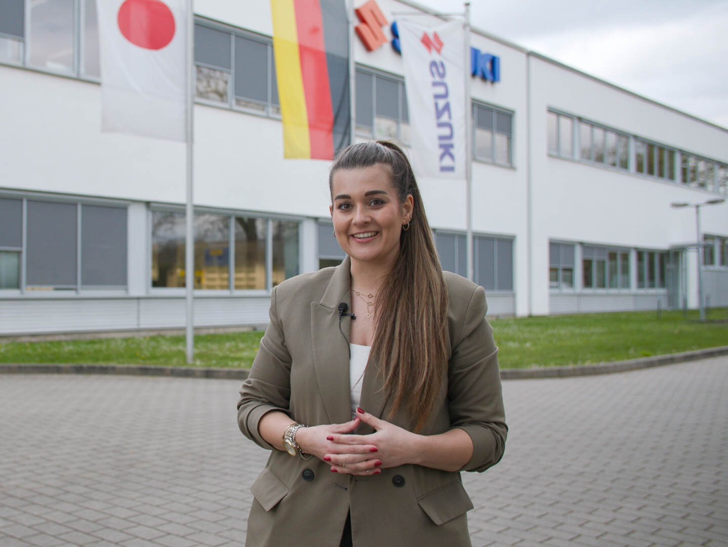 Mitarbeiterin vor dem Firmengebäude