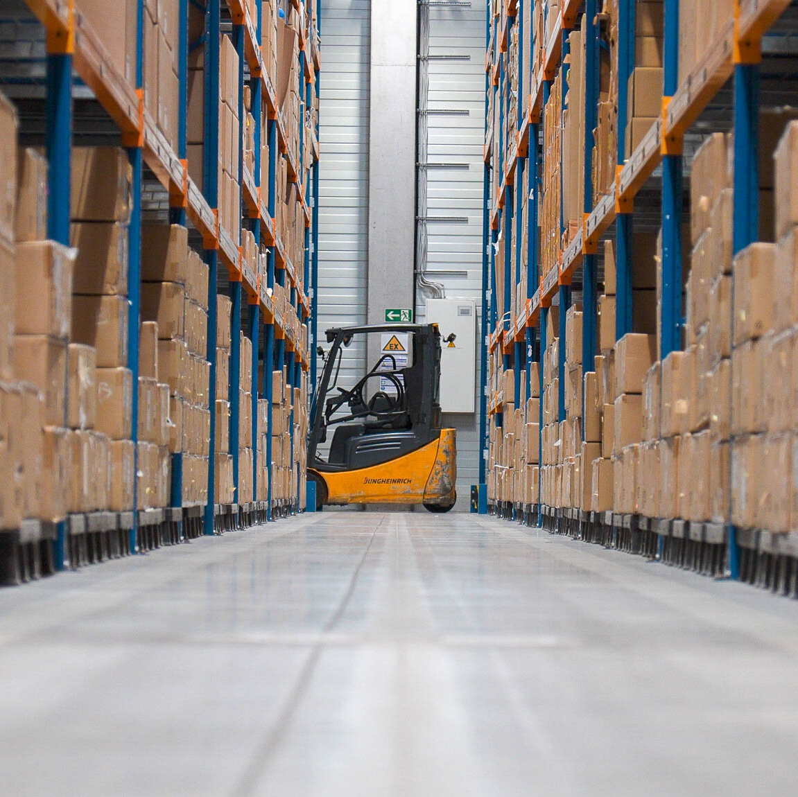 Gabelstapler im Suzuki Logistiklager