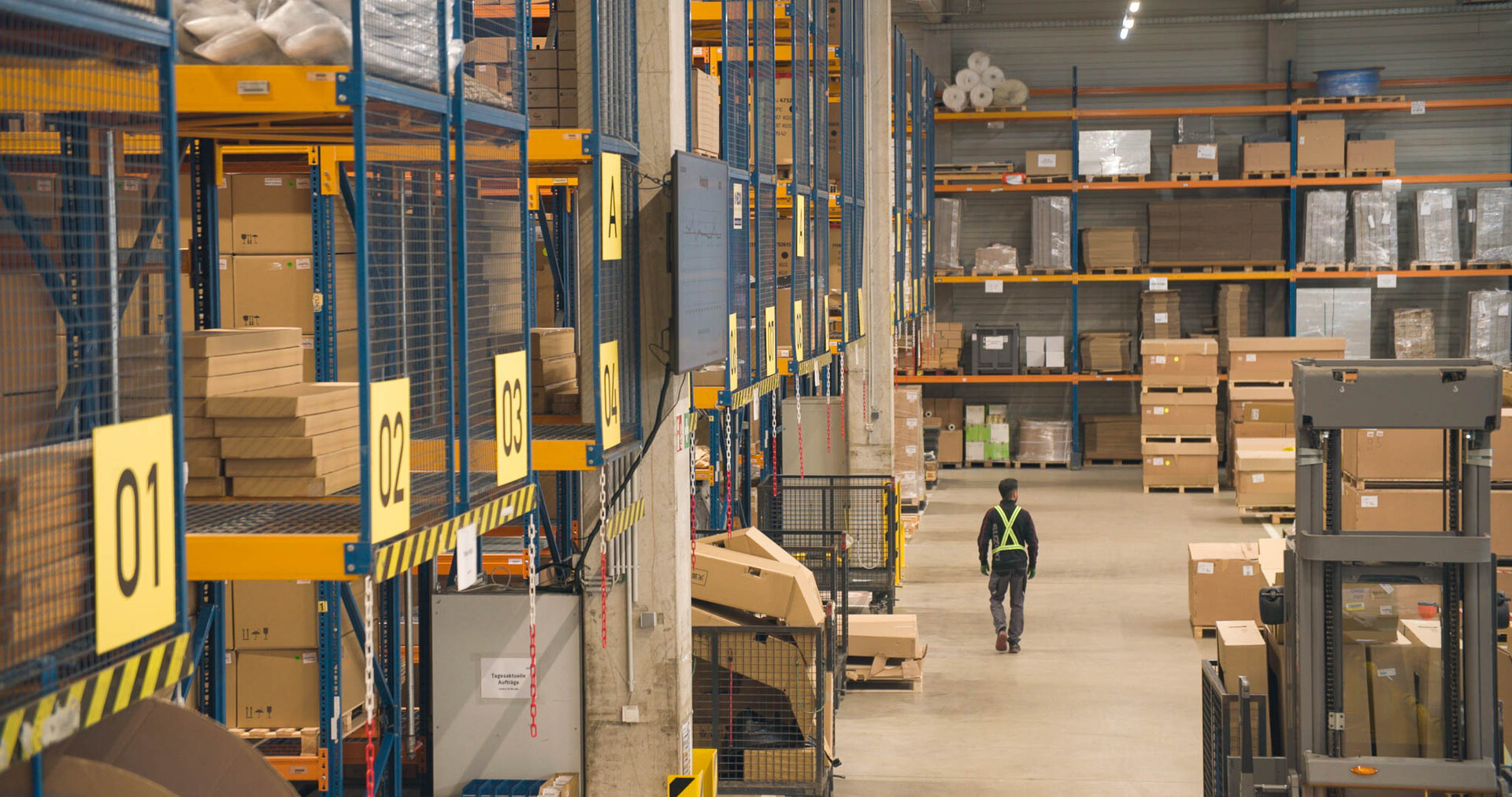 Regalansicht im Suzuki Ersatzteillager