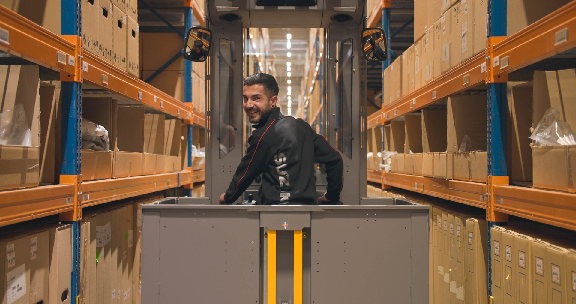 Mitarbeiter bei der Kommissionierung im Lager