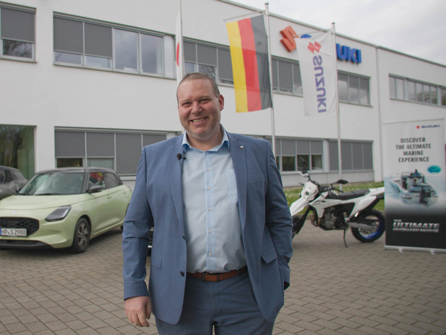 Mitarbeiter im Außendienst vor Fahrzeugen