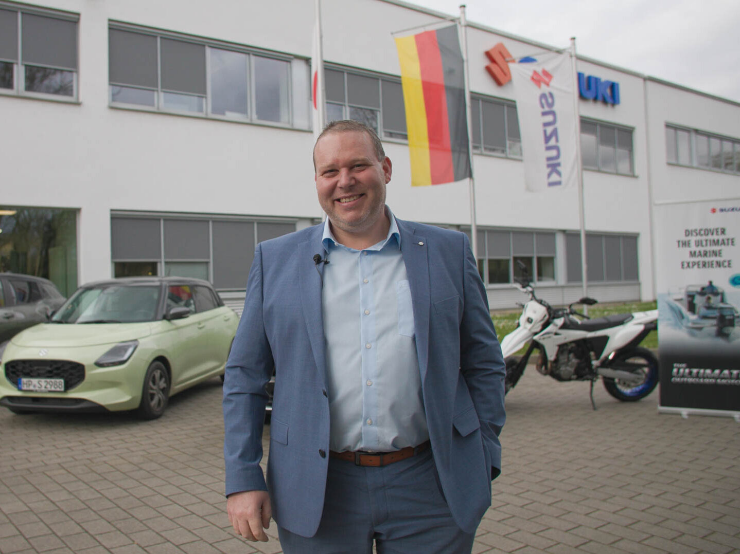 Mitarbeiter im Außendienst vor Fahrzeugen