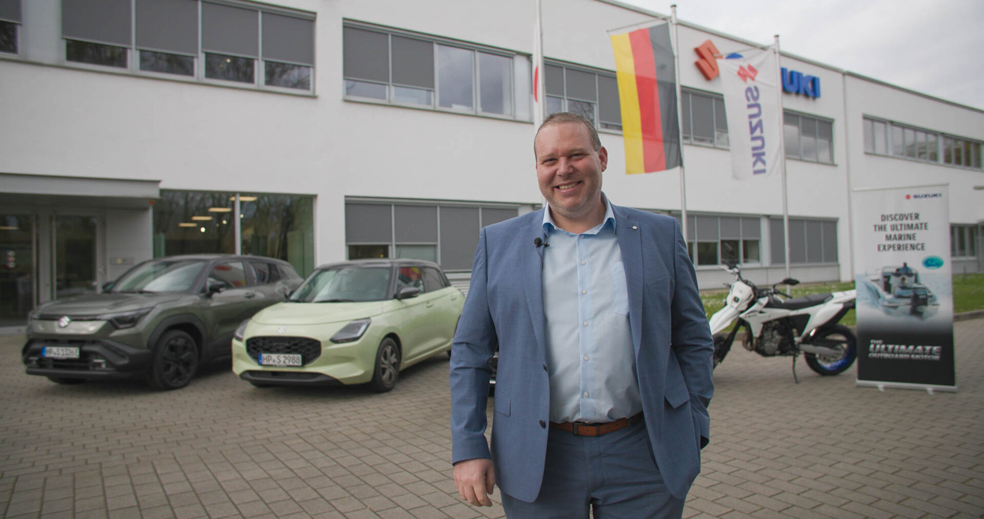 Mitarbeiter im Außendienst vor Fahrzeugen