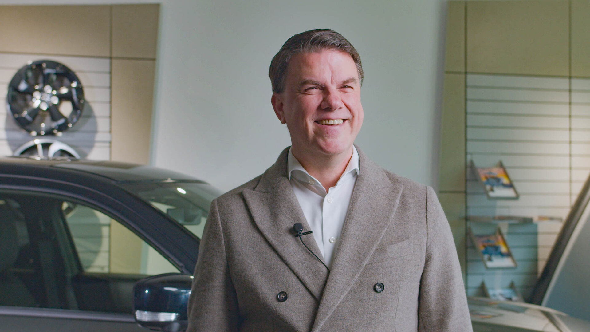 Geschäftsführer im Showroom