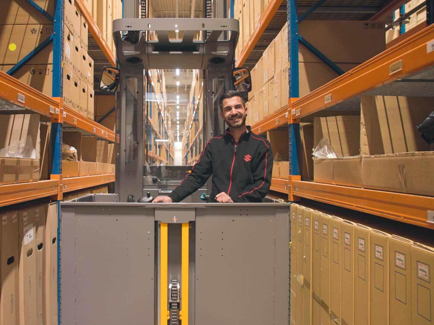 Mitarbeiter bei der Kommissionierung im Lager