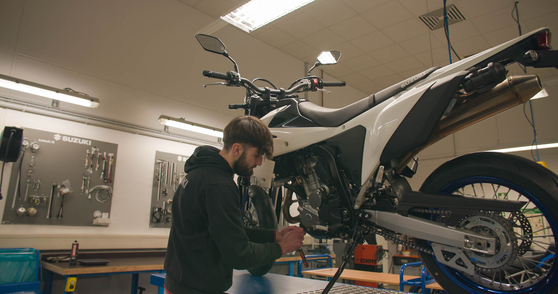 Mitarbeiter in der Werkstatt am Motorrad
