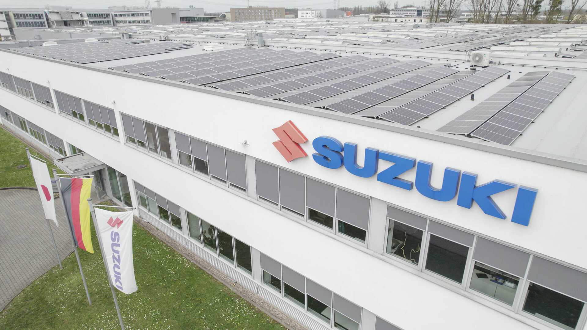 Suzuki Firmengebäude mit Schriftzug aus der Luft