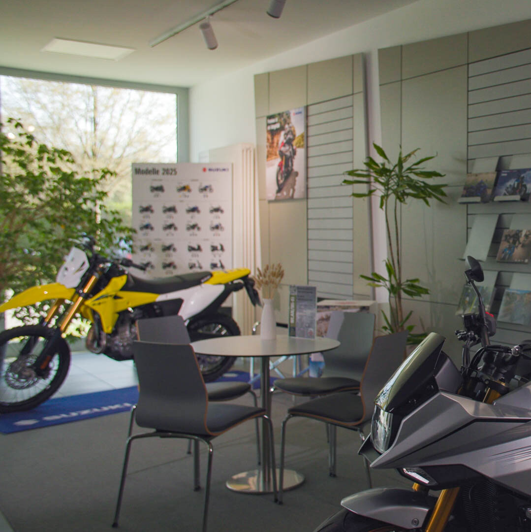 Geschäftsführer im Porträt am Motorrad