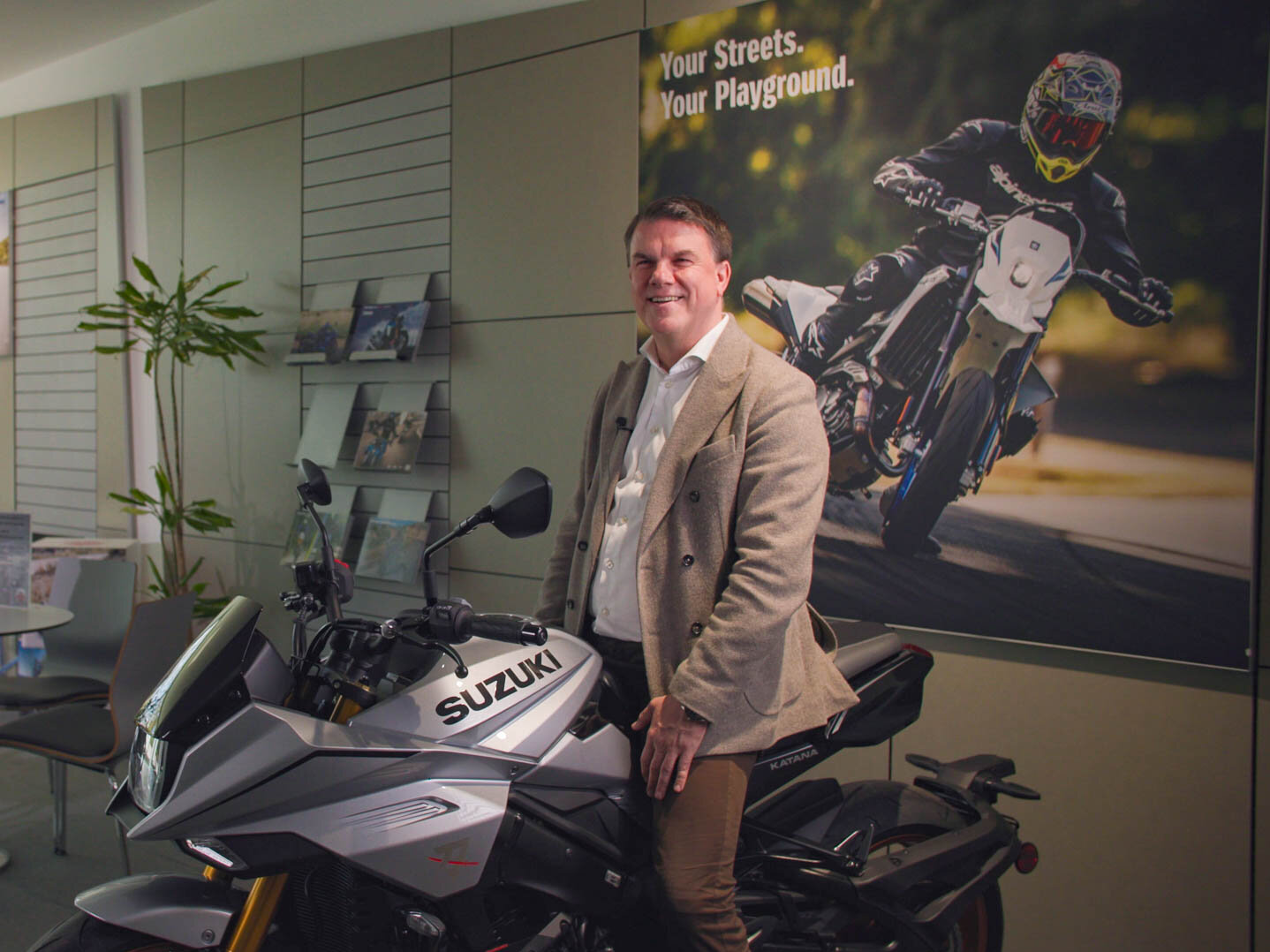 Geschäftsführer im Porträt am Motorrad