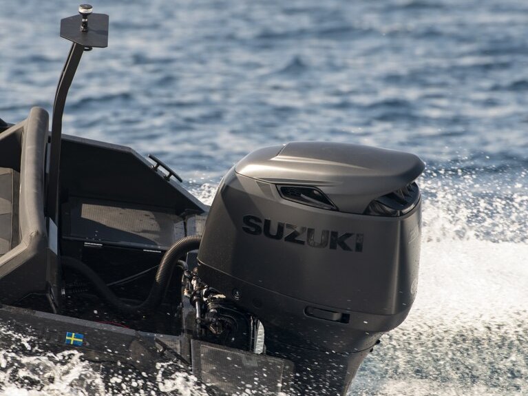 Suzuki Außenbordmotor auf dem Wasser