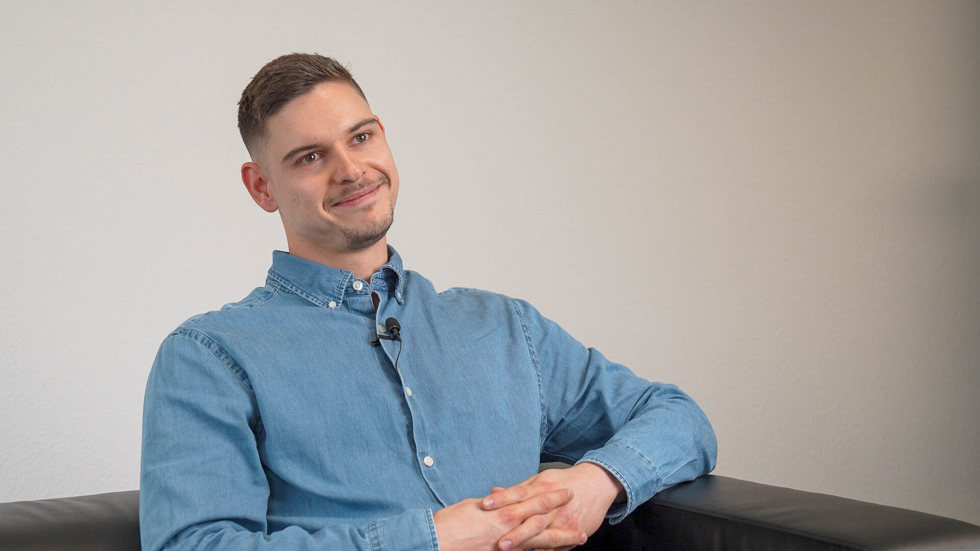 Mitarbeiter aus dem Büro im Interview