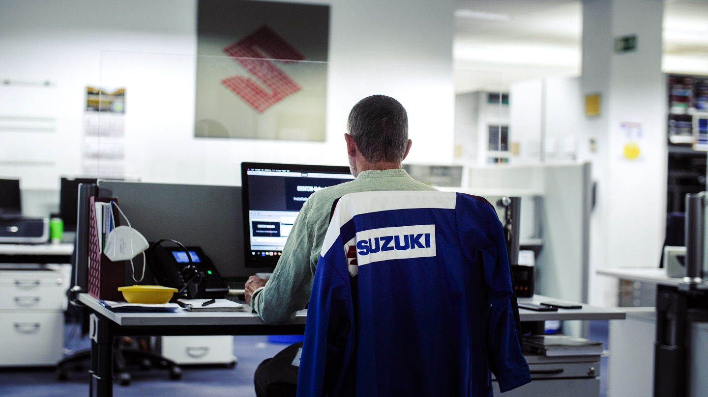 ARBEITEN BEI SUZUKI — DAS SIND UNSERE WERTE.  DAS SCHWEISST UNS ZUSAMMEN.